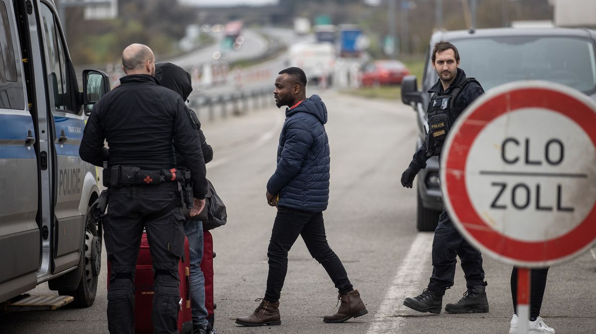 Fotky hranic se Slovenskem: Ilegální migranti i zadržený převaděč